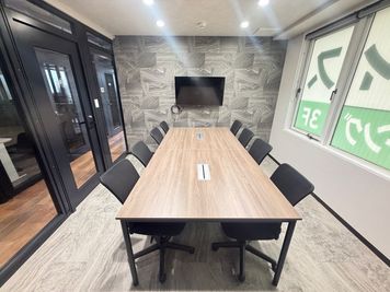 いいオフィス八王子 8名会議室（Room C）の室内の写真