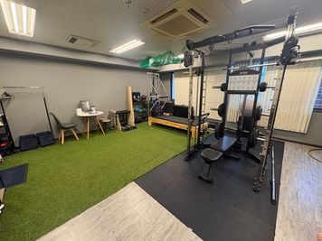 スミスマシン、ピラティスチェア、リフォーマー完備 - Aurelia GYM 横浜関内本店（オレリアジム） トレーニングジム、整体スペースの設備の写真