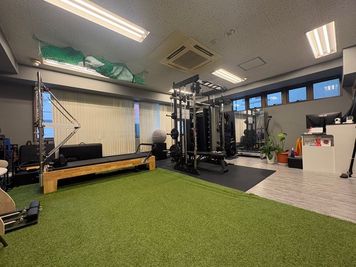スミスマシン、ピラティスチェア、リフォーマー完備 - Aurelia GYM 横浜関内本店（オレリアジム） トレーニングジム、整体スペースの設備の写真