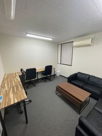 3人掛け作業テーブルと4人掛けソファ＆ローテーブル - 会議室 会議テーブル・ソファ付きの会議室の室内の写真