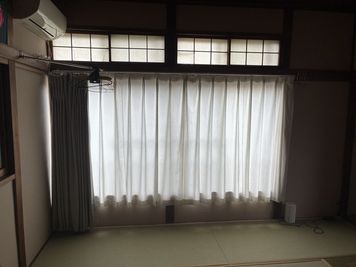 窓は一箇所 - 昭和古民家レンタルスペース「おむすびの家」 【２階和室】昭和古民家レンタルスペースの室内の写真