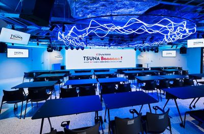スクール形式では最大50名収容可能で、イス・テーブルも完備。 - eStyle NAHA TSUNABeeeee!（ﾂﾅﾋﾞｰ）の設備の写真