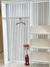 お荷物置きとハンガースペースをご用意しています。上着やバッグなどを置いて、室内をすっきりご利用いただけます。 - （株）AGN（アジン） 北島町｜会議・勉強会・ワークショップに使える多目的スペースの設備の写真