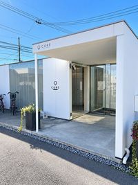 こちらがスペースの入口です。白い外観とガラス扉が目印です。初めてお越しの方もこちらからご入室ください。 - （株）AGN（アジン） 北島町｜会議・勉強会・ワークショップに使える多目的スペースの入口の写真