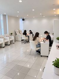 個人ネイリストの施術場所や、少人数のネイルレッスンに。清潔感のある白基調の空間です。 - （株）AGN（アジン） 北島町｜会議・勉強会・ワークショップに使える多目的スペースの室内の写真