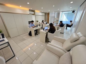 テレワークやPC作業、少人数の打ち合わせに。明るく清潔で集中しやすいワークスペースです。 - （株）AGN（アジン） 北島町｜会議・勉強会・ワークショップに使える多目的スペースの室内の写真