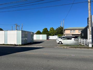 道路沿いの白い建物が目印です。こちらの駐車場入口からお入りください。無料駐車場をご利用いただけます。 - （株）AGN（アジン） 北島町｜会議・勉強会・ワークショップに使える多目的スペースの外観の写真