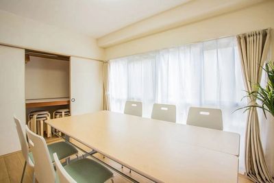 東新宿会議室の室内の写真