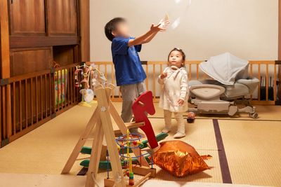 大きなお座敷スペースで遊ぶ子供達。電動バウンサー、バウンサー、バンボ、お子様用お食事椅子も充実してます。 - 結家 川越｜築130年古民家 結家-MUSUBIYA-の室内の写真