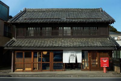 築140年の趣を残す、川越の一軒家古民家スペース。昼間は自然光が入り、ママ会・ワークショップ・撮影・交流会など幅広くご利用いただけます。 - 結家 川越｜築130年古民家 結家-MUSUBIYA-の外観の写真