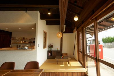 陽の光が入る小上がりの畳スペース。撮影スポットやイベント時は受付としても活躍します。勿論、小さなお子様連れにも安心な一角 - 結家 川越｜築130年古民家 結家-MUSUBIYA-の室内の写真