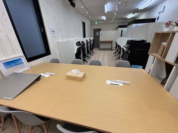 カジュアルなカフェラウンジ - 勉強カフェ堺なかもず 勉強カフェ堺なかもず（自習や作業のできるラウンジスペース限定）の室内の写真