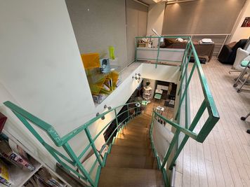 1階から2階に続く階段です。 - hair MRM | 町屋本店 【町屋駅5分✨】ヘア・エステ・整体・マッサージに【サロン利用】の室内の写真