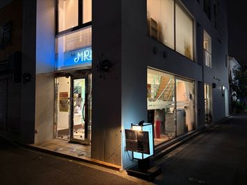 店の入り口です（夜のライトアップバージョン）。 - hair MRM | 町屋本店 【町屋駅5分✨】ヘア・エステ・整体・マッサージに【サロン利用】の外観の写真