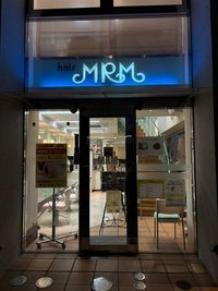 店の入り口です（夜のライトアップバージョン）。 - hair MRM | 町屋本店 【町屋駅5分✨】ヘア・エステ・整体・マッサージに【サロン利用】の外観の写真