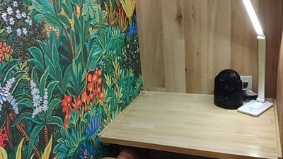 1名用デスク・椅子・電源・卓上ファンを備えています。 - セルフカフェフィールズ南柏店 セルフカフェフィールズ南柏店（1名用半個室）の設備の写真