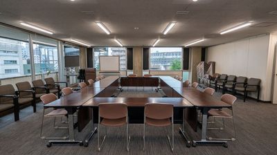 会議・打合せ②（１６人掛け）　＜撮影：熊倉次郎＞ - 建築家会館　本館 貸し会議室の室内の写真