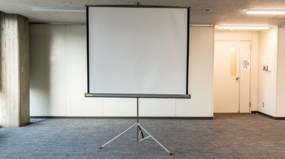 プロジェクター用スクリーン　＊無料　＜撮影：熊倉次郎＞ - 建築家会館　本館 貸し会議室の設備の写真