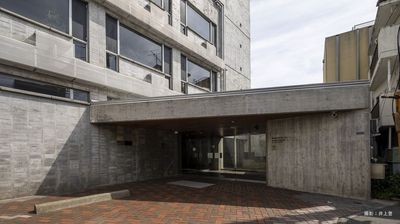建築家会館　本館（玄関）　＜撮影：井上登＞ - 建築家会館　本館 貸し会議室の入口の写真