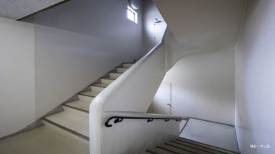 ２Ｆ階段　＜撮影：井上登＞ - 建築家会館　本館 貸し会議室の室内の写真