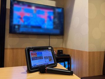 勉強に疲れたらひと休み♪ - 個室カラオケへそ 静寂が苦手な方向け！完全個室の勉強スペース📚の設備の写真