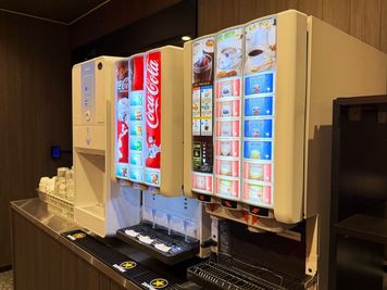 ご利用時間中はソフトドリンク飲み放題！ - 個室カラオケへそ 静寂が苦手な方向け！完全個室の勉強スペース📚の設備の写真