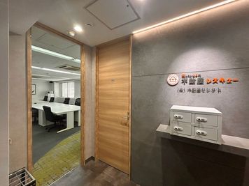 リンクセレクト会議室 名古屋丸の内 【丸の内駅1分】14名大会議室｜研修・セミナー・撮影｜Wi-Fiの室内の写真