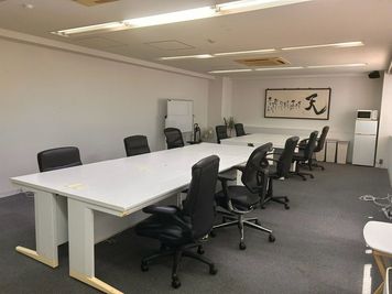 リンクセレクト会議室 名古屋丸の内 【丸の内駅1分】14名大会議室｜研修・セミナー・撮影｜Wi-Fiの室内の写真