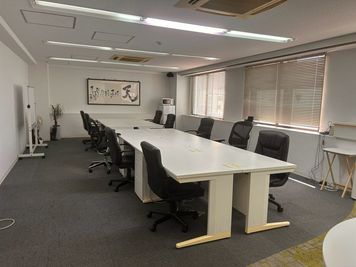 リンクセレクト会議室 名古屋丸の内 【丸の内駅1分】14名大会議室｜研修・セミナー・撮影｜Wi-Fiの室内の写真