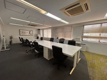 リンクセレクト会議室 名古屋丸の内 【丸の内駅1分】14名大会議室｜研修・セミナー・撮影｜Wi-Fiの室内の写真
