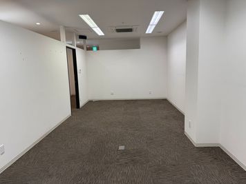 <KODOMOTO 5F>矢場町駅徒歩6分!白壁31㎡・12名の会議室|撮影・オンライン配信にも - BranchHubMSビル 子連れコワーキングKODOMOTO他
