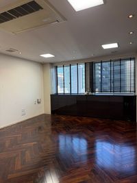 BranchHubMSビル　子連れコワーキングKODOMOTO他 KODOMOTO 5F エグゼクティブルームの室内の写真