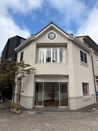 四番町スクウェアの中心に位置しています。 - 本町１丁目レンタルテナントの外観の写真