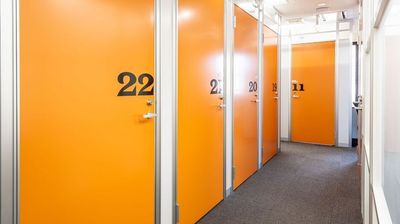 個室のお部屋が並んでおりますので、お部屋の番号をご確認の上、ご利用ください。 - 麻布十番ライズオフィス 麻布十番ライズオフィス　一人用個室【TS-R8】のその他の写真