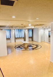 中崎町、天満複数駅徒歩5分。天井高3m撮影向けスクリーン貸出。ダウンライトあり。カーテンを開ければ扇町公園の採光取れ暗転もok - シンサイカトースタジオ