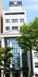 デザイナー加藤進彩が手掛けた美術館風のビルが扇町公園北通りの緑に映えます。 - シンサイカトースタジオ レンタルスペース　シンサイカトースタジオの外観の写真