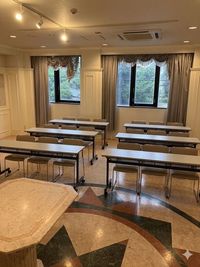 会議やワークショップ用テーブル
クロスをかけアートの展示に - シンサイカトースタジオ レンタルスペース　シンサイカトースタジオの設備の写真