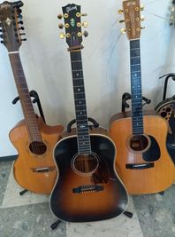 左から12弦ギター
Gibson エレアコ
Syairi 　ビンテージアコースティック
Syairi  - シンサイカトースタジオ レンタルスペース　シンサイカトースタジオの設備の写真