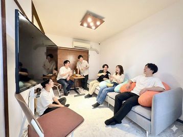 居心地の良いくつろぎ空間 - more新宿MI西新宿 more新宿4号店｜昇降デスク×3の会議室｜モニター×3｜ソファの室内の写真