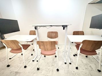 軽量椅子+テーブルは移動も簡単 - more新宿MI西新宿 more新宿4号店｜昇降デスク×3の会議室｜モニター×3｜ソファの室内の写真