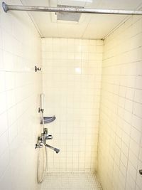 more新宿MI西新宿 more新宿4号店｜昇降デスク×3の会議室｜モニター×3｜ソファの室内の写真