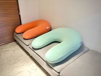 クッション（大）×2 - more新宿MI西新宿 more新宿4号店｜昇降デスク×3の会議室｜モニター×3｜ソファの室内の写真
