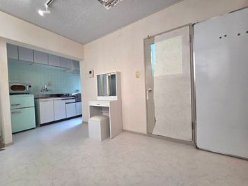 前室には流し台、冷蔵庫、電子レンジがあります。 - more新宿MI西新宿 more新宿3号店｜とにかく駅近！ヨーロピアン風✨撮影・オフ会！の室内の写真