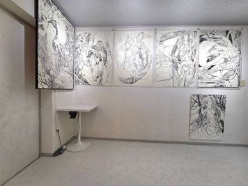 アーティストによる絵が展示されています。 - more新宿MI西新宿 more新宿3号店｜とにかく駅近！ヨーロピアン風✨撮影・オフ会！の室内の写真
