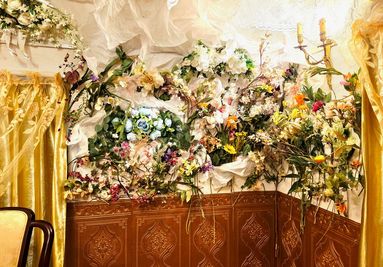 壁一面を彩る造花は、撮影背景としてもご利用いただけます。 - more新宿MI西新宿 more新宿3号店｜とにかく駅近！ヨーロピアン風✨撮影・オフ会！の室内の写真