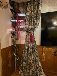 ウィリアム・モリスの「PIMPERNEL」柄のカーテンと70インチモニター。 - more新宿MI西新宿 more新宿3号店｜とにかく駅近！ヨーロピアン風✨撮影・オフ会！の室内の写真