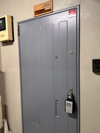 スペースの入口です。ドアにキーボックスが設置されています。 - more新宿MI西新宿 more新宿3号店｜とにかく駅近！ヨーロピアン風✨撮影・オフ会！の室内の写真