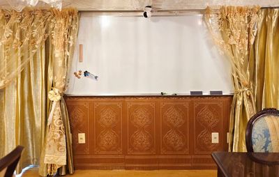 180cm×90cmのホワイトボード。使用しないときはカーテンで隠せます。 - more新宿MI西新宿 more新宿3号店｜とにかく駅近！ヨーロピアン風✨撮影・オフ会！の室内の写真