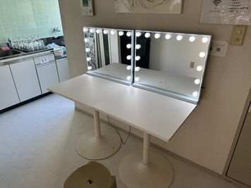 LEDライト付きドレッサーを2台ご用意しています。 - more新宿MI西新宿 more新宿3号店｜とにかく駅近！ヨーロピアン風✨撮影・オフ会！の室内の写真
