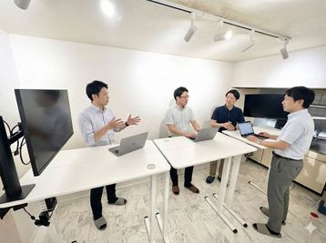 少人数での打ち合わせ・ミーティングに - more新宿MI西新宿 more新宿4号店｜昇降デスク×3の会議室｜モニター×3｜ソファの室内の写真